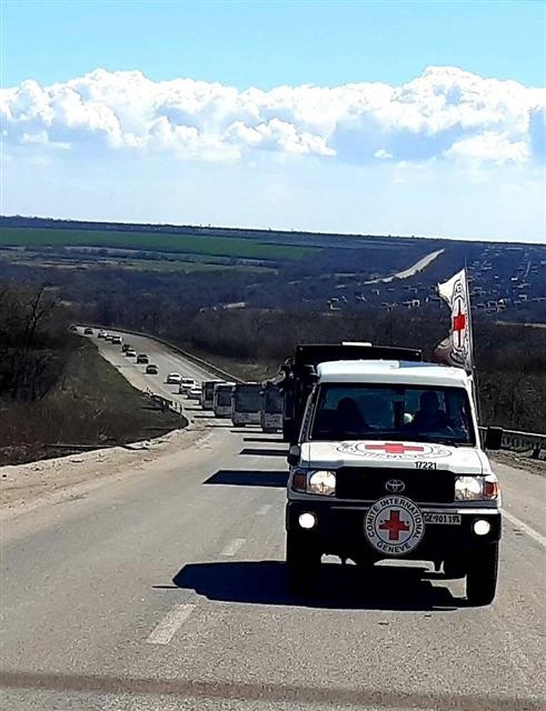 ICRC는 버스 7대를 이끌고 마리우폴 인근 지역에서 마리우폴 사람들의 탈출을 도왔다. 사진은 지난 5일 베르디얀스크를 떠나는 ICRC 버스와 개인차량 100여대.  ICRC 제공