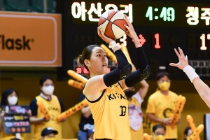 KB 통합 우승까지 1승 남았다…2차전도 80-73으로 승리