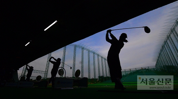 교내에 설치된 300m 전장의 골프연습장에서 학생들이 훈련을 하고 있다.