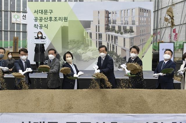 문석진(오른쪽 세 번째) 서울 서대문구청장이 지난달 30일 북가좌2동에서 열린 ‘서대문구 공공 산후조리원’ 착공식에서 구 관계자들과 함께 삽으로 흙을 퍼내고 있다.  서대문구 제공