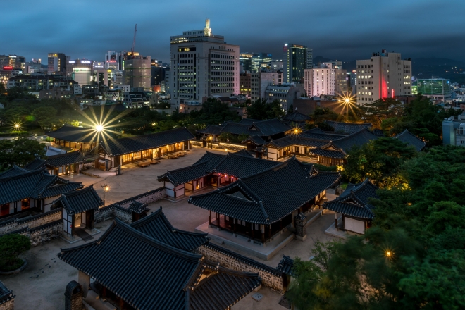 야간에 바라본 서울 남산골한옥마을 전통가옥의 모습. 서울시는 오는 16일부터 전통가옥을 오전 9시부터 오후 9시까지 시민들에게 개방한다. 서울시 제공 