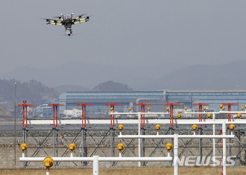 한국공항공사가 ‘항행안전시설 성능점검 드론’을 시연하는 모습. 공항공사 제공.