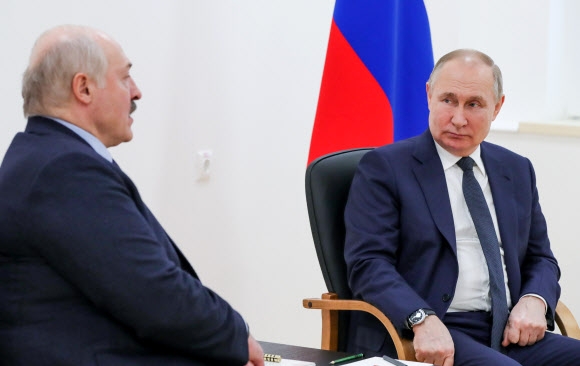 푸틴 대통령은 알렉산드르  루카셴코 벨라루스 대통령과 극동 아무르주의 ‘보스토치니 우주기지’에서 회담을 가졌다. 타스 연합뉴스