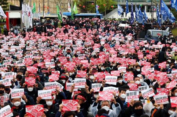 민주노총, 종묘공원서 대규모 집회 강행