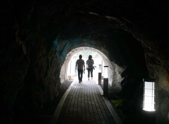부산 가덕도 새바지 마을의 인공동굴. 러일전쟁 당시 일본군이 요새로 삼았던 곳이다.