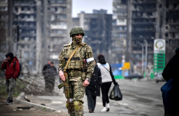 마리우폴 거리 순찰하는 러시아 병사