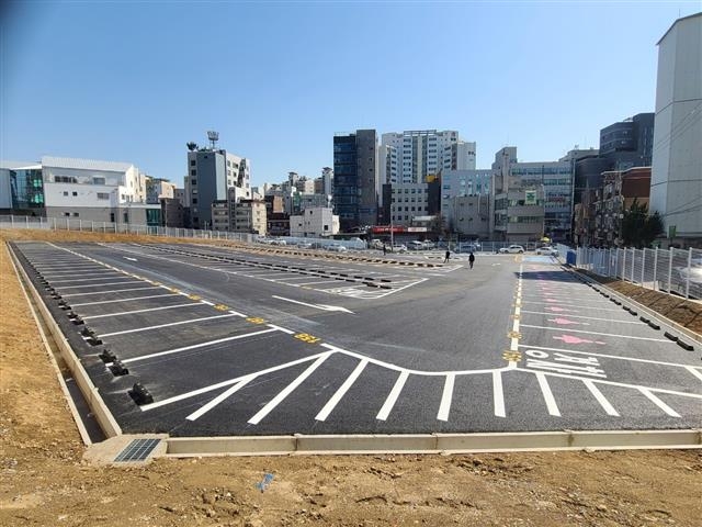 서울 송파구가 재개발이 진행되고 있는 거여동 기부채납지에 주민들의 숙원이던 거주자 상생주차장을 조성하고 본격 운영에 들어간다. 사진은 송파구 거여2-1구역 기부채납지에 조성한 ‘거여동 거주자 상생주차장’의 전경. 송파구 제공 서울 송파구가 재개발이 진행되고 있는 거여동 기부채납지에 주민들의 숙원이던 거주자 상생주차장을 조성하고 본격 운영에 들어간다. 사진은 송파구 거여2-1구역 기부채납지에 조성한 ‘거여동 거주자 상생주차장’의 전경. 송파구 제공