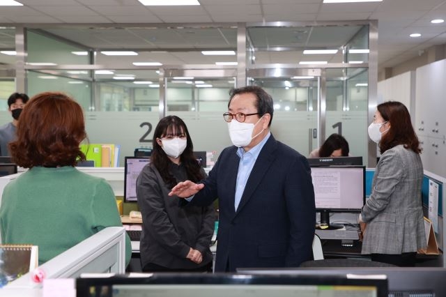 조광한 시장이 13일 남양주보건소와 남양주풍양보건소를 방문해 코로나19 대응 상황을 점검하고 공무원들을 격려하고 있다. 남양주시 제공 