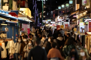 거리두기 완전해제 결론… “독한 변이 대응책 짜라”