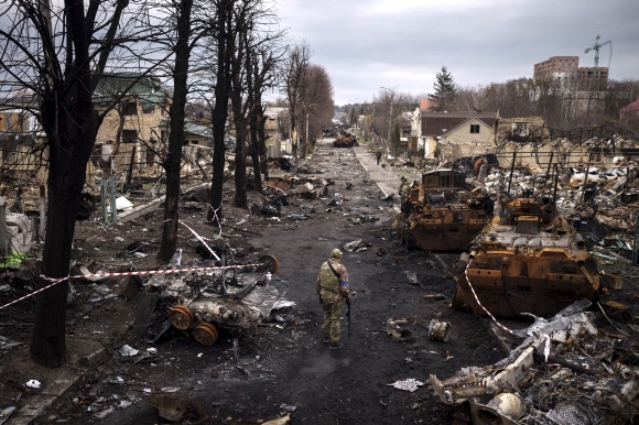 러시아군이 철수한 우크라이나 키이우 외곽 소도시 부차에서 우크라이나 군인이 러시아 전차가 파괴된 채 버려진 거리를 걷고 있다. 2022.4.6 AP 연합뉴스