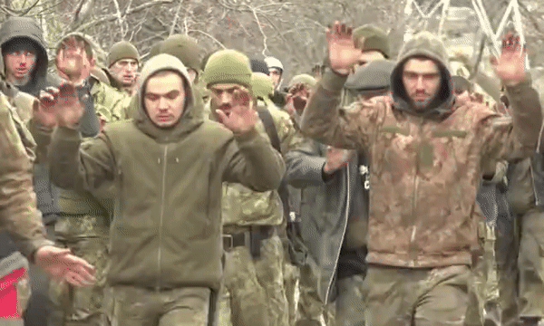 러 국영TV가 보도한 우크라이나 군인 포로 모습
