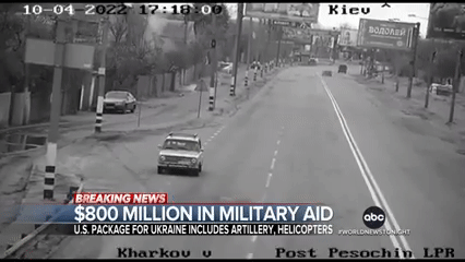 우크라이나 하르키우의 한 도로에 러시아군의 집속탄이 떨어지고 있는 모습. ABC News 유튜브 캡처