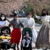[포토] ‘한복 입고 서울대공원 꽃길 달려요’