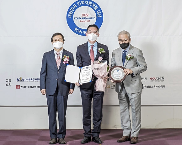 ‘2022 대한민국 인적자원개발 대상’ 시상식에서 이건성(가운데) 한국승강기안전공단 인재육성실장과 관계자 등이 기념촬영을 하고 있다. 승강기안전공단 제공