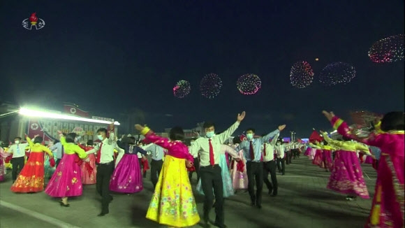 조선중앙TV는 15일 평양 김일성광장에서 김일성 주석 생일(태양절) 110주년 경축 청년 학생 야회가 열렸다고 보도했다. 춤추는 학생들 머리 위로 불꽃놀이가 펼쳐지고 있다. 조선중앙TV 화면 연합뉴스 