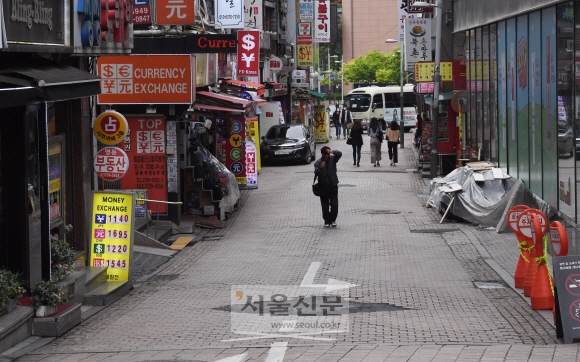 코로나19 지역사회 확산차단을 위한 사회적 거리두기가 생활 속 거리두기로 전환된 뒤 첫 주말을 맞았다. 10일 오후 서울 중구 명동거리가 이태원 클럽에서 시작된 코로나19 집단감염의 전국적 확산 우려로 한산한 모습을 보이고 있다. 2020.05.10 김명국 선임기자