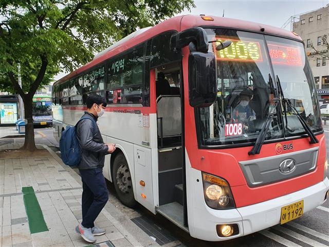서울 광역버스. 18일부터 주요 광역버스 노선에 전세버스가 추가 투입돼 출퇴근 시간 좌석난이 개선된다.