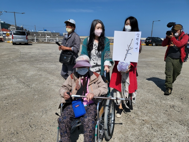 17일 오전 제주시 도두2동 사수항에서 제성마을 왕벚나무 대책위원회와 낭싱그레가게2가 제성마을 할머니와 시민단체들이 모인 가운데 ‘몰래물 혼디거념길’ 행사를 열고 있다. 