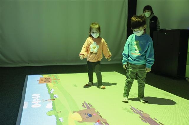 서울 서초구 ‘디지털 발달 트레이닝센터’에서 아동들이 디지털 스포츠실의 프로그램을 체험하고 있다. 서초구 제공