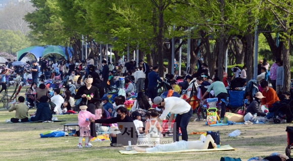 코로나19로 인한 사회적 거리두기 해제를 하루 앞 둔 17일 하미사경정공원이  나들이 나온 시민들로 붐비고 있다. 2022.04.17 정연호 기자