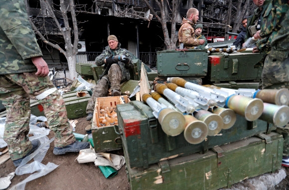 우크라이나 남동부 항구도시 마리우폴의 아조우스탈 제철소 근처에서 친러시아군 병사들이 보병전투용 차량에 로켓 추진 수류탄(RPG)을 싣고 있다. 2022.4.12 로이터 연합뉴스