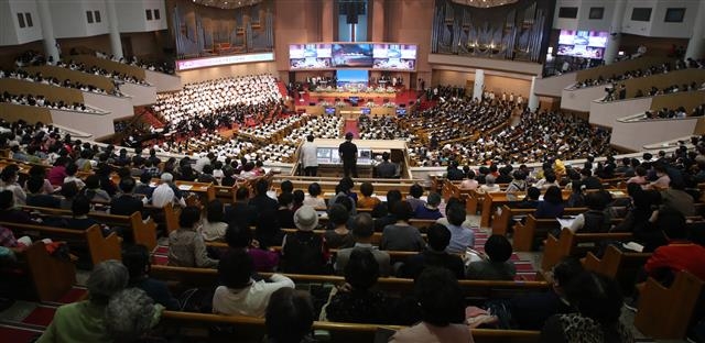 17일 부활절을 맞아 서울 여의도순복음교회에서 부활절 연합예배가 열리고 있다. 인수위사진기자단