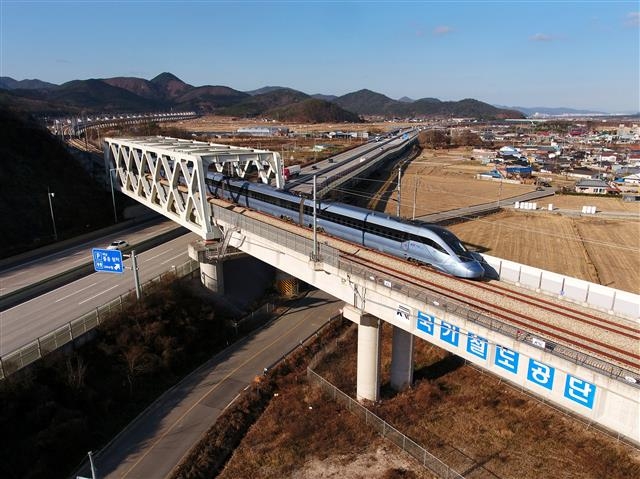 ‘한국형 열차운행제어시스템’이 18일부터 운영되면서 열차 운행 안전성은 6배, 개량비용은 50% 줄일 수 있게 됐다. 서울신문 DB