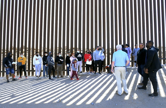 멕시코와 맞닿은 미국의 남부 국경에 지난 13일(현지시간) 이민을 원하는 이들이 모여 있다. AP