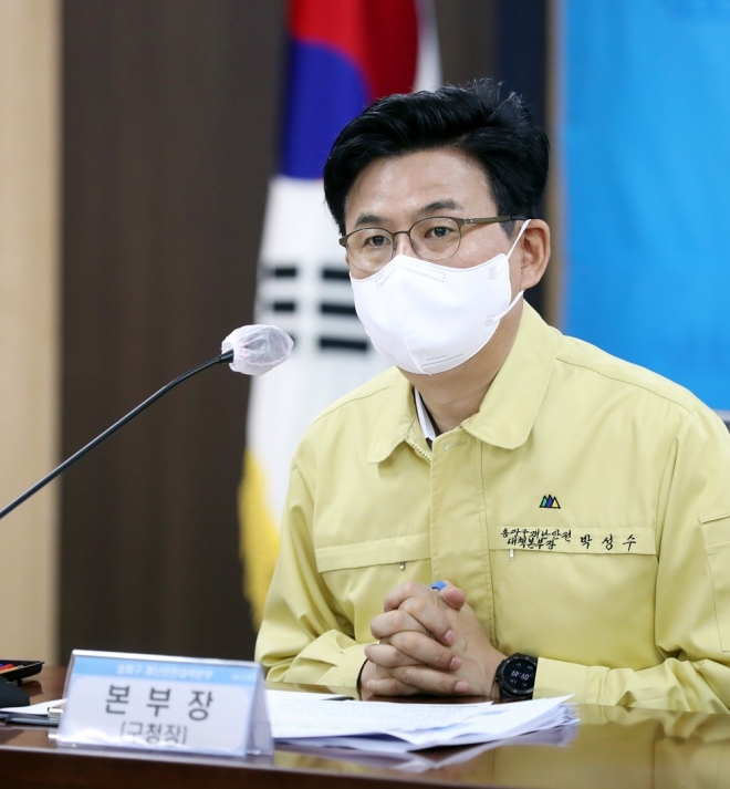 박성수 송파구청장이 코로나19 사회적 거리두기가 해제된 18일 일상회복 지원 방안 마련을 위해 긴급회의를 주재하고 있다. 송파구 제공 