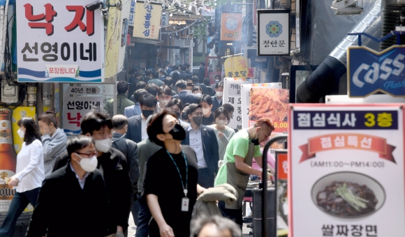 사회적 거리두기가 25개월만에 해제된 18일 서울 무교동의 식당가에 인파가 몰려 활기가 돌고 있다. 2022.4.18 박지환기자