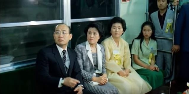 전두환 전 대통령이 서울지하철 2호선 전 구간 개통을 기념해 시승하고 있는 대한뉴스 화면 모습. 서울시 제공