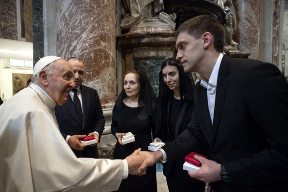 우크라이나 관리들과 만난 프란치스코 교황