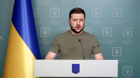 볼로디미르 젤렌스키 우크라이나 대통령은 18일(현지시간) 오후 동영상을 통해 러시아군이 동부 돈바스 지역에 대한 공격을 개시했다고 주장했다.로이터연합뉴스
