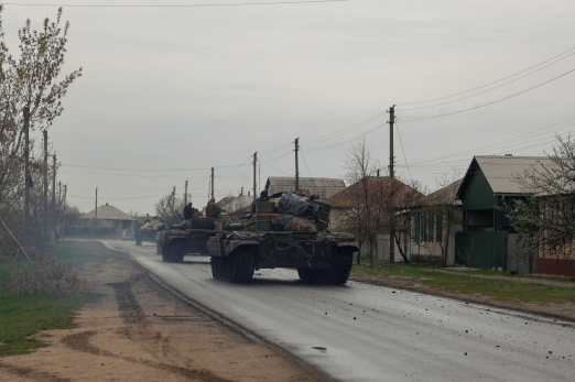 러군 공세 지역 이동하는 우크라 탱크