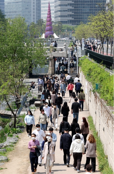 겉옷 벗고 봄볕 만끽하는 직장인