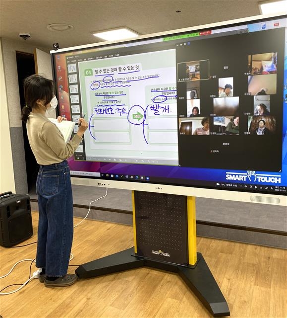 서울 도봉구 치매안심센터 관계자가 치매 환자 가족을 대상으로 온라인 교육을 진행하고 있다. 도봉구 제공