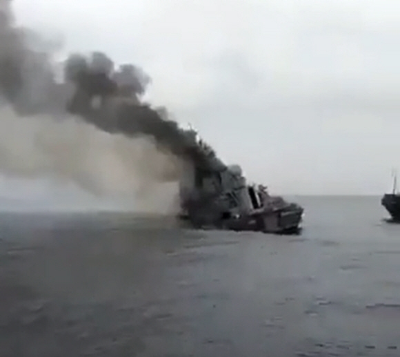우크라이나 남부 오데사 해역에서 러시아의 흑해함대 기함인 모스크바함으로 추정되는 배가 기울며 침몰하고 있다. 트위터 캡처
