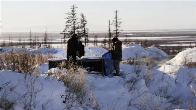 2010년 러시아 연구자들이 모스크바에서 동쪽으로 6600㎞ 떨어진 시베리아 체르스키 마을 근처의 영구동토층에서 공기 샘플을 추출하고 있다. 서방의 러시아 봉쇄가 지구온난화 정도 측정에 필수적인 영구동토층 연구에 제약이 되고 있다. 체르스키 AP 연합뉴스