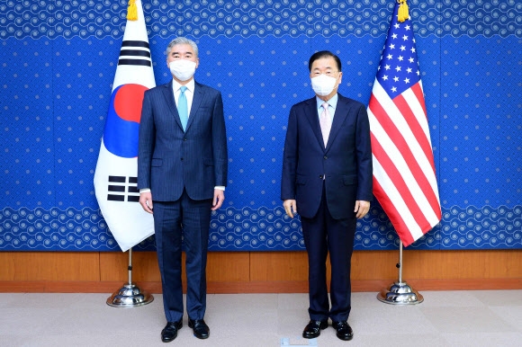 정의용 외교부 장관(오른쪽)이 19일 외교부 청사에서 성 김 미국 국무부 대북특별대표를 접견하고 기념 촬영하고 있다. (외교부 제공)