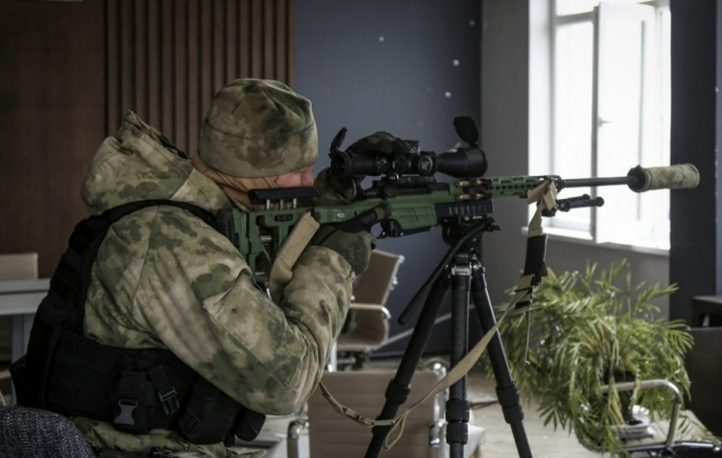 저격용 소총 겨누는 ‘친러’ 체첸군 병사