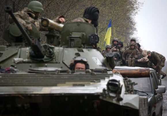 하르키우 전선 포진 우크라이나군 장갑차 18일(현지시간) 우크라이나 군인들이 러시아군과의 전선에서 멀지 않은 하르키우 이지움 지구에서 장갑차에 탑승하고 있다. 2022.4.19 이지움 AFP 연합뉴스 2022-04-19