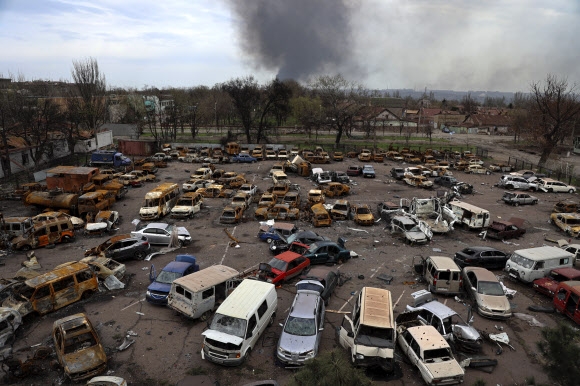 ‘우크라군 결사 항전’ 제철소 주변의 차량 잔해