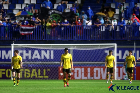 지난 18일(한국시간) 태국 방콕의 빠툼타니 스타디움에서 열린 아시아축구연맹 챔피언스리그 G조 2차전에서 태국 빠툼 유나이티드에 0-2로 패배한 전남 드래곤즈 선수들이 고개를 숙인 채 경기장을 빠져나오고 있다. 한국프로축구연맹 제공