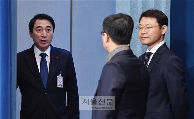 박수현 청와대 국민소통수석(왼쪽)