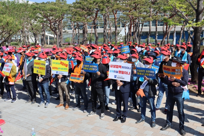 철근콘리트연합회 광주전남지회 회원 150여 명이 20일 오전 광주 시청 앞에서 집회를 열고 공사비 인상 등을 요구하고 있다.
