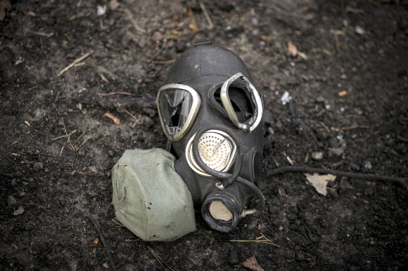 지난달 31일 우크라이나 수도 키이우에서 파손된 방독면이 버려져 있는 모습. 2022.04.20 AP 연합뉴스