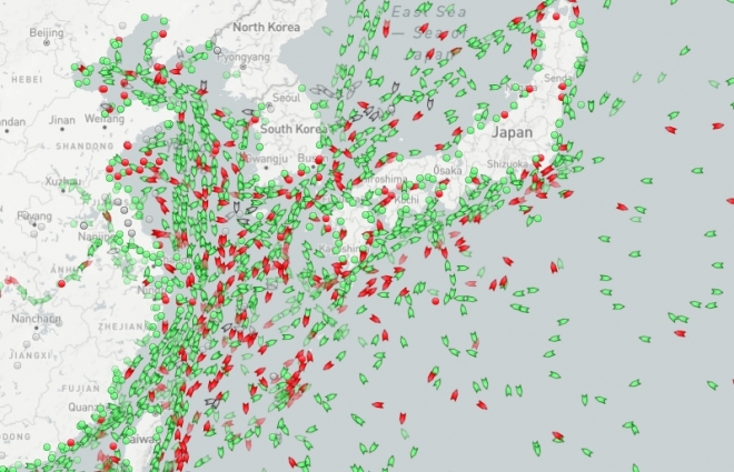 한국시간 20일 오전 11시 기준, 중국과 한국, 일본 연안에 몰려있는 컨테이너선(초록색), 유조선(빨간색)의 모습. 사진=마린트래픽
