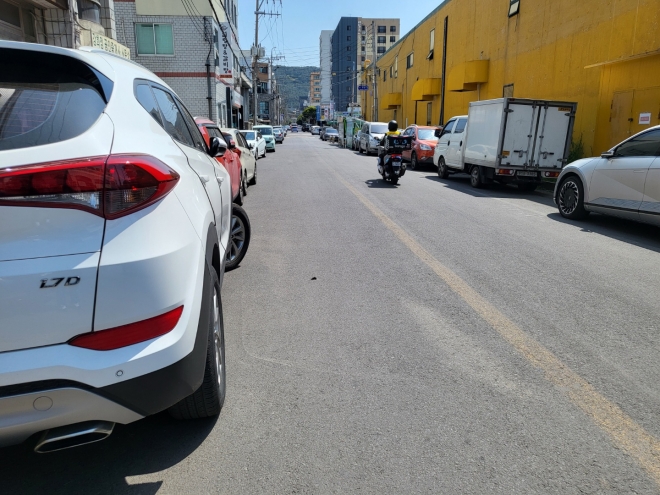 제주도가 불법주정차 지침 개정에 따른 행정예고 및 주민의견을 수렴한 결과 현행대로 동지역 10분, 읍면지역 20분 이내로 주정차 단속을 유예하기로 결정했다.