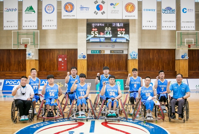고양시장컵 2022 홀트전국휠체어 농구대회에 참가한 코웨이 휠체어 농구단이 기념 촬영을 하고 있다. 코웨이 제공