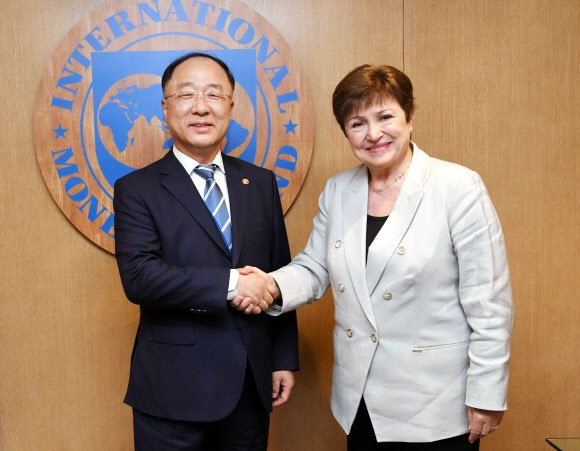 IMF 총재 만난 홍남기 부총리